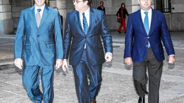 José Ignacio de Rojas (i) y Pedro Sánchez Cuerda (d), al llegar a la Audiencia