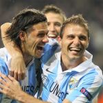 El jugador del Málaga Joaquín Sánchez (d) celebra con sus compañeros un gol ante Anderlecht
