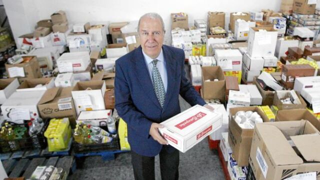 El presidente del Banco de Alimentos de Sevilla, Juan Pedro Álvarez, en el almacén de la entidad