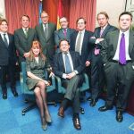 En primer plano, de izqda. a dcha., Gloria Lomana (directora de servicios informativos de Antena3) y Alfonso Ussía. En la fila superior, Joaquín Parera (consejero de LA RAZÓN), José Creuheras (vicepresidente del Grupo Planeta), Mauricio Casals (president
