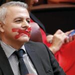 El concejal Juan Soto se «selló» la boca con cinta aislante para denunciar que el PSPV se quedaba sin consejeros