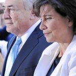 Anne Sinclair pone en la calle a Strauss-Kahn