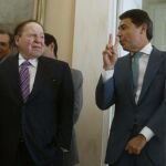 El presidente de la Comunidad de Madrid, Ignacio González, junto al magnate estadounidense Sheldon Adelson al comienzo de la rueda de prensa