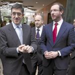 Todas las medidas están pensadas exclusivamente para el próximo año. En la imagen, Patxi López con el alcalde de Vitoria, Javier Maroto