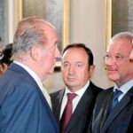 El presidente Alberto Fabra saludando al Rey don Juan Carlos I