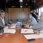 Los dirigentes socialistas José Francisco Martín, Julio Villarrubia y Julián Simón de la Torre se reúnen con los representantes de las dos patronales del sector de las gasolineras, Horacio San Segundo y Rafael Pizarro