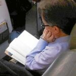 El presidente de la Generalitat, Artur Mas colgó ayer en Twitter una imagen en la que se le puede ver leyendo el libro «Libres o Muertos»
