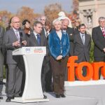 Duran Lleida reunió ayer frente a las cuatro columnas clásicas de Puig i Cadafalch, en Montjuïc, a los diputados y senadores electos de CiU para explicar su estrategia en las Cortes. Duran no alimentó la idea de una consulta popular, sino que se centró en