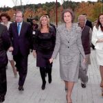Llegada de la Reina Sofía a la Cumbre, acompañada por León de la Riva, Josefa García Cirac, Juan Vicente Herrera, Trinidad Jiménez, el profesor Yunus, Soraya Rodríguez y Miguel Alejo