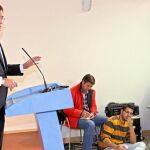 El líder socialista, Óscar López, valora la marcha de Francisco Fernández, ante la mirada de José Antonio Alonso
