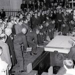 Varios operarios cubren los restos de Francisco Franco, el 23 de noviembre de 2011, en el mismo lugar en el que hoy descansan detrás del altar de la basílica del Valle de los Caídos