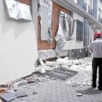 Imagen de archivo de un operario realizando tareas de rehabilitación en unas viviendas dañadas 