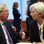 La directora gerente del Fondo Monetario Internacional (FMI), Christine Lagarde conversa con el presidente del Eurogrupo, Jean-Claude Juncker