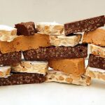 El turrón de chocolate crujiente es una deliciosa variación del tradicional turrón de almendras.