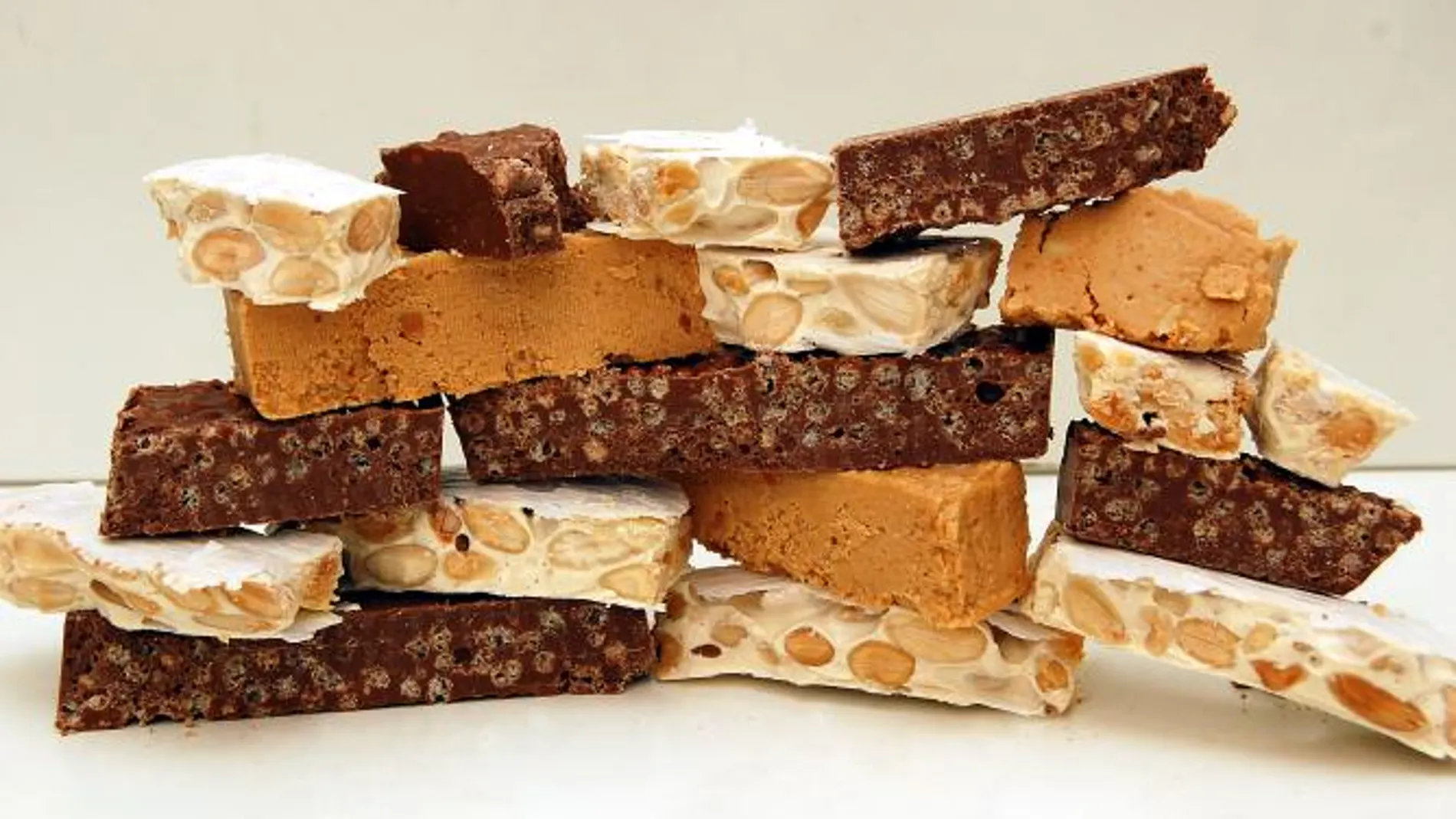 El turrón de chocolate crujiente es una deliciosa variación del tradicional turrón de almendras.