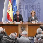 Elena salgado y José Blanco celebraron ayer la última rueda de prensa posterior a un Consejo de Ministros antes de las elecciones