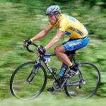 Lance Armstrong, con el jersey amarillo del Tour