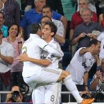 Los jugadores del Real Madrid, el portugués Cristiano Ronaldo (i) y el brasileño Ricardo Izecson Dos Santos "Kaka"celebran el gol marcado por Kaka ante el Ajax de Amsterdam