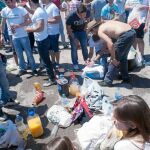 El «macrobotellón» universitario no se desmadra