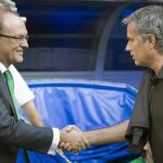 El entrenador portugués del Real Madrid, José Mourinho, saluda al entrenador del Real Betis, Pepe Mel