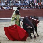 Iván Fandiño torea en redondo a uno de sus astados de Valdefresno