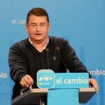 El secretario general de los populares, Antonio Sanz, ayer en rueda de prensa en la sede regional del partido