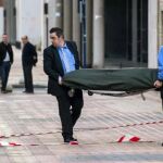 Trabajadores de la funeraria trasladan el cadáver de la mujer que se ha suicidado en Barakaldo
