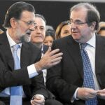 Mariano Rajoy y Juan Vicente Herrera conversan antes de arrancar el mitin.