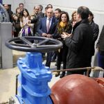 La consejera Silvia Clemente y el presidente de la Diputación de Valladolid, Jesús Julio Carnero, en su visita a la localidad vallisoletana de Tordesillas