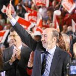 Rubalcaba saluda, ayer en Fuenlabrada, a sus simpatizantes