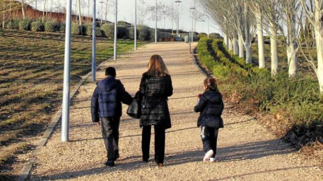 Con la crisis, es m&aacute;s dif&iacute;cil encontrar familias y aumenta el n&uacute;mero de menores desprotegidos