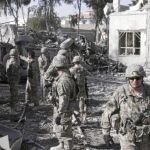 OLEADA DE ATENTADOS. Soldados norteamericanos revisan el lugar donde el lunes estalló una bomba en Kandahar