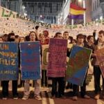 A primera hora de la tarde, dos centenares de estudiantes colapsaron la A-6. Dos horas después los «indignados» se unieron a ellos y provocaban altercados en el Congreso