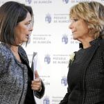 Aguirre presidió ayer el Consejo de Gobierno en Pozuelo, junto a la alcaldesa del municipio, Paloma Adrados