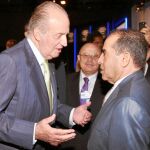 Don Juan Carlos conversa con Mahmoud Jibril, presidente del Consejo Nacional de Transición de Libia