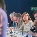 Alicia Sánchez-Camacho escucha la intervención de Cospedal ayer