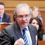 José Francisco Martín dice que la actitud de la Junta ha sido vergonzante y Fernández Carriedo señala que Castilla y León sigue pensando lo mismo y cumplirá con el objetivo de estabilidad previsto