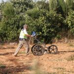 Un agente inspecciona la finca paterna con el georradar
