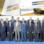 Foto de familia junto al Rey Juan Carlos en el acto de entrega del «Fortuna» al Museo Olímpico