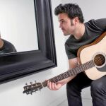 Hay quien busca parecidos a Zelada: Jamie Cullum, Jason Mraz, James Morrison, Paolo Nutini... siempre en parámetros buenrrolistas