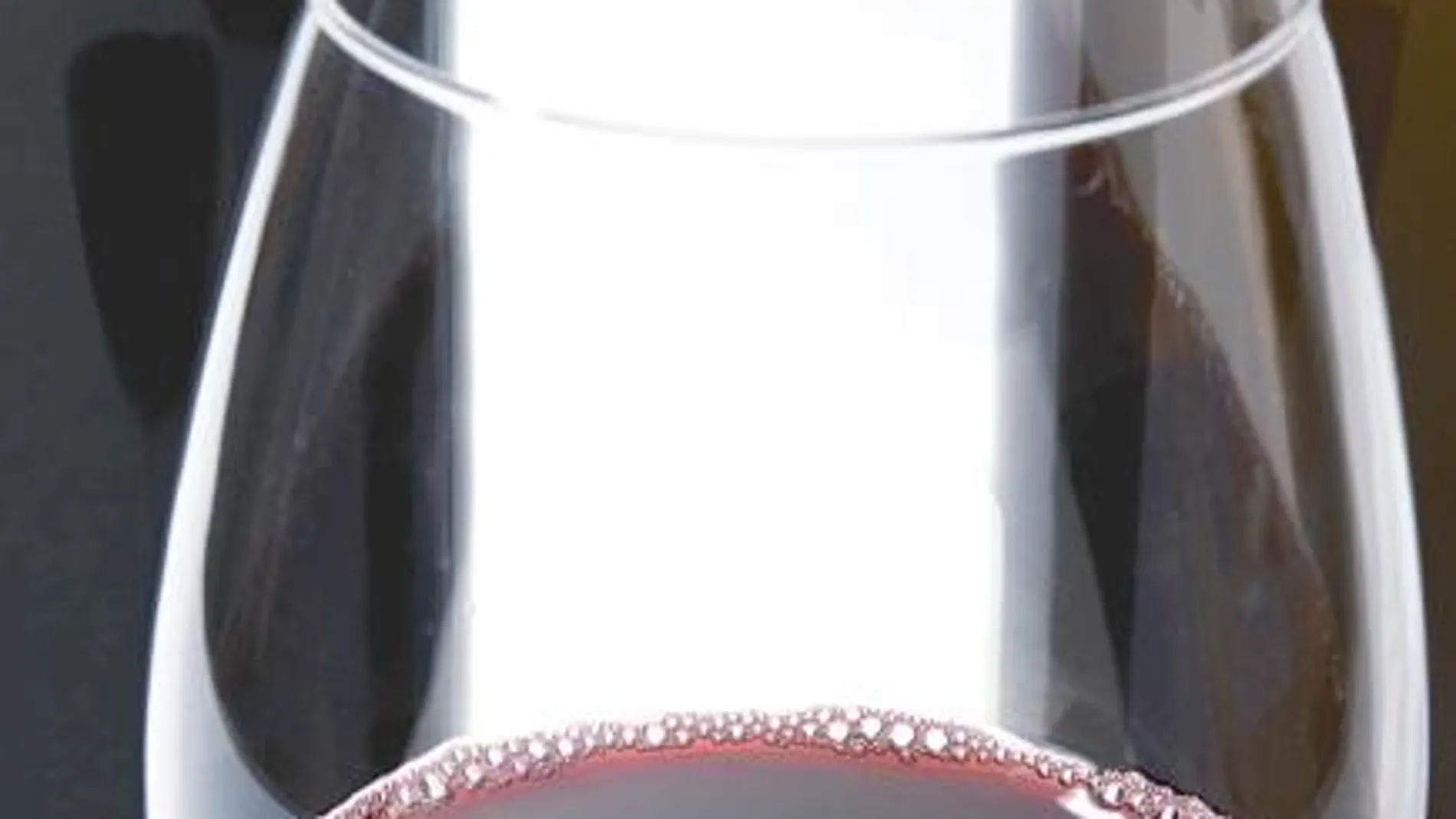 Una copa de vino tinto al día mejora la flora intestinal