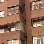 Un peatón salva la vida a un niño que cayó desde un tercer piso