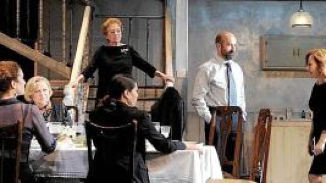 Los Weston en escena: de izda. a dcha., Gabriel Garbisu, Abel Vitón, Markos Marín, Clara Sanchis, Sonsoles Benedicto, Amparo Baró, Alicia Borrachero, Antonio Gil, Carmen Machi, Irene Escolar y Marina Seresesky