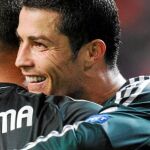 Ronaldo y Benzema se abrazan tras un gol al Ajax