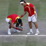 Ferrer consuela a Feliciano depués de perder una de las bolas de partido de las que dispusieron los españoles