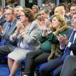 De izquierda a derecha, Silvio González, Paula Sánchez de León, José Ramón Bauzá, Mauricio Casals, Rita Barberá, Soraya Sáenz de Santamaría, Joaquín Parera y Esteban González Pons