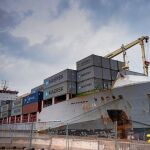 El buque Celia, en el muelle del Puerto de Valencia tras ser remolcado