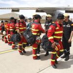 Militares de la UME y miembros del Grupo de Montaña de la Guardia Civil parten hacia Nepal desde la Base Aérea de Zaragoza.