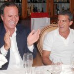Julio Iglesias, junto a Antonio Banderas, en agosto en Marbella