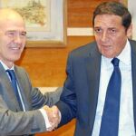 El consejero de Sanidad, Antonio María Sáez junto con el presidente del Colegio de Médicos, José Luis Díaz Villarig